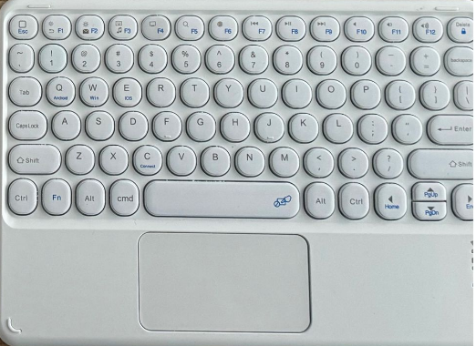 Teclado Bluetooth con Touchpad – Compacto, Ligero y Multidispositivo