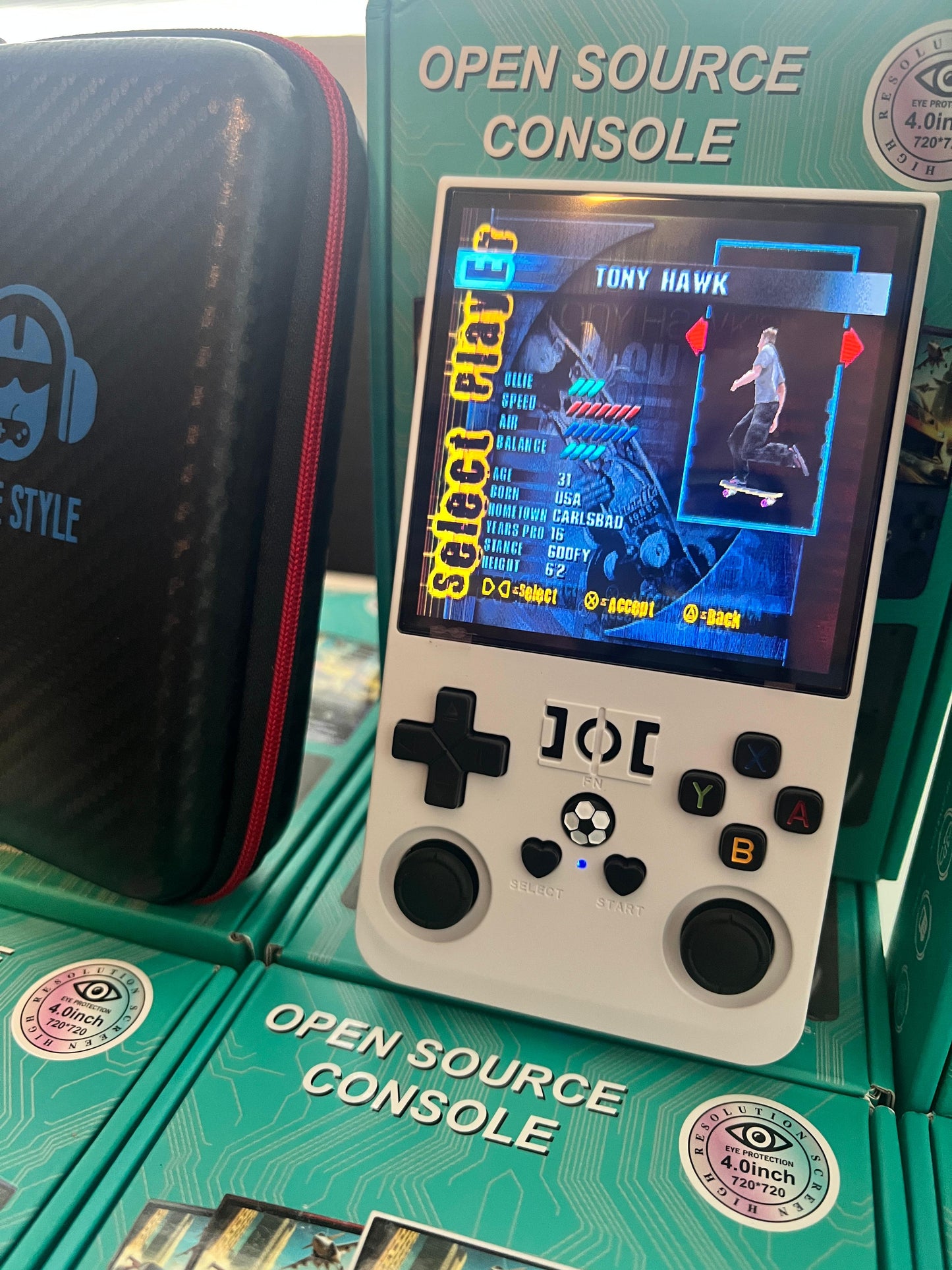 Bundle R36MAX Consola Retro Portátil con Pantalla 4.0 + Cover + Sd Card 64gb + 15,000 juegos!
